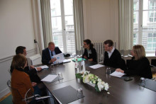 Photo des collaborateurs du PCN belge rencontrant Theo Francken